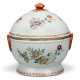 A CHINESE EXPORT FAMILLE ROSE SOUP TUREEN AND COVER - фото 1