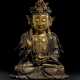 A LARGE PARCEL-GILT-BRONZE FIGURE OF GUANYIN - Foto 1