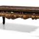A FINE GILT-DECORATED PAINTED LACQUER LOW TABLE, KANG - Foto 1