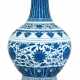 A MING-STYLE BLUE AND WHITE BOTTLE VASE - Foto 1
