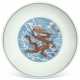 A BLUE AND WHITE AND IRON-RED-DECORATED 'DRAGON' DISH - Foto 1