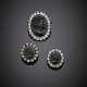 Two onyx and diamond silver and gold blackamoor cameo brooches and one similar reproduced with vitreous paste - Foto 1