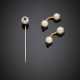Yellow gold mm 8.50 circa cultured pearl and cabochon sapphire lot comprising cufflinks and pin - фото 1