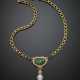 Yellow gold chain necklace with heart shape carved emerald and pendant pearl central accented with cabochon emeralds and diamonds - Foto 1