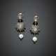 Silver and 9K gold pendant earrings with irregular diamonds holding two pearls of mm 8.90 circa - Foto 1