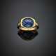 Cabochon ct. 4.80 circa sapphire and tapered diamond shoulder yellow gold ring - фото 1
