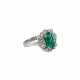 Ring mit Smaragdbaguette ca. 2 ct, Diamanttrapezen, zusammen ca. 1,2 ct - фото 1