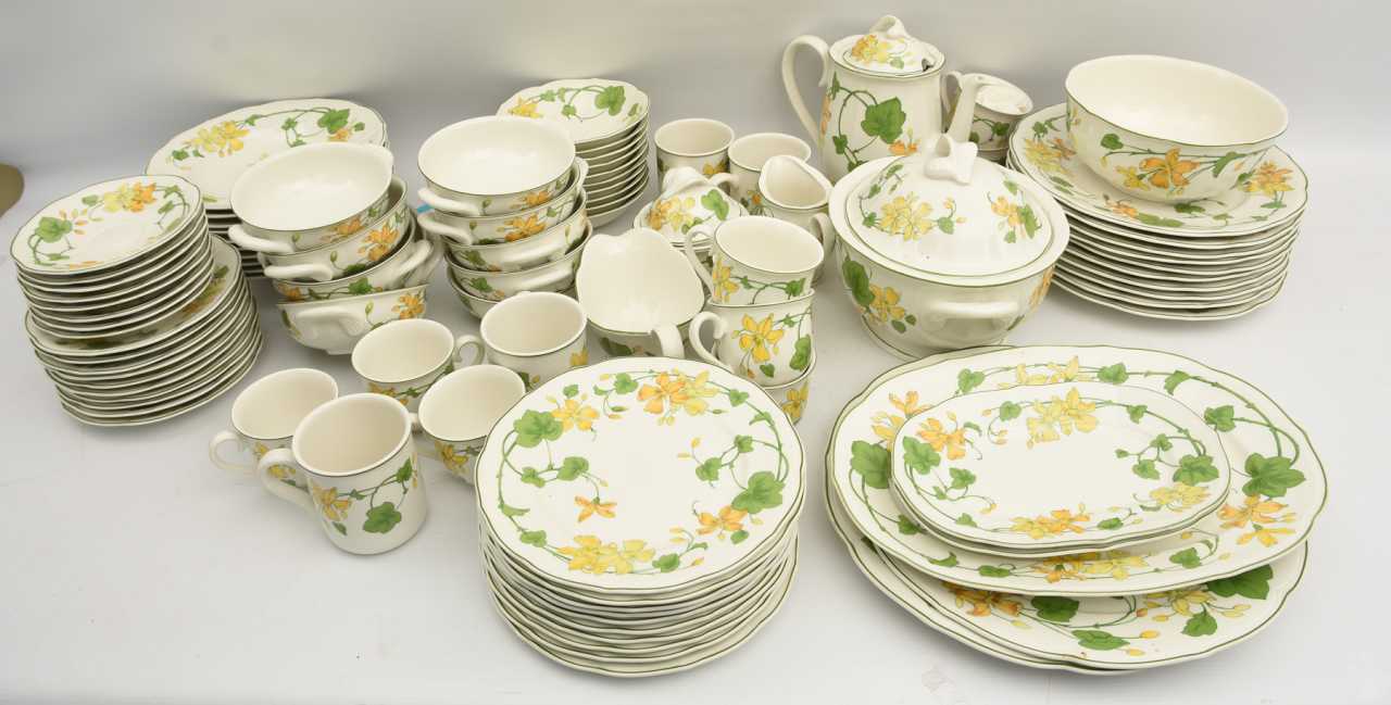 VILLEROY & BOCH SERVICE "GERANIUM MALVA", bemaltes und glasiertes