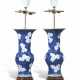 A PAIR OF CHINESE BLUE AND WHITE PRUNUS GU VASE LAMPS - Foto 1