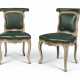 A PAIR OF LOUIS XV GREY AND GREEN-PAINTED CHAISES VOYEUSES - Foto 1