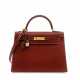 HERMÈS. A ROUGE H TADELAKT LEATHER SELLIER KELLY 32 WITH GOLD HARDWARE - Foto 1