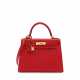 HERMÈS. A ROUGE CASAQUE EPSOM LEATHER SELLIER KELLY 28 WITH GOLD HARDWARE - фото 1