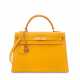 HERMÈS. A JAUNE COURCHEVEL LEATHER SELLIER KELLY 32 WITH GOLD HARDWARE - фото 1