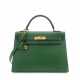 HERMÈS. A VERT CLAIR COURCHEVEL LEATHER SELLIER KELLY 32 WITH GOLD HARDWARE - Foto 1