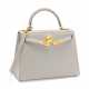 HERMÈS. A GRIS PERLE TADELAKT LEATHER SELLIER KELLY 28 WITH GOLD HARDWARE - Foto 1