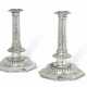 A PAIR OF WILLIAM AND MARY SILVER CANDLESTICKS - фото 1