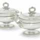 Smith, Benjamin. A PAIR OF GEORGE III SILVER SAUCE TUREENS AND COVERS - Foto 1