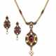 19TH CENTURY GARNET, SEED PEARL, ENAMEL AND DIAMOND HOLBEINESQUE NECKLACE AND EARRING SET - Foto 1