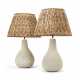  A PAIR OF WHITE CERAMIC TABLE LAMPS - Foto 1