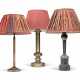 A FRENCH BRASS AND STEEL TABLE LAMP - Foto 1