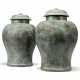 Fowler, John. A PAIR OF SIMULATED-VERDIGRIS URNS AND COVERS - Foto 1
