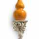 A CHINESE ORANGE-GLAZED DOUBLE GOURD VASE ON BRACKET - Foto 1