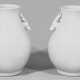 Paar große Blanc de Chine-Vasen mit Hirschköpfen - photo 1