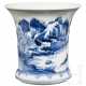 Kleine Gu-Vase mit Landschaftsszene blau auf weiß, China, späte Qing-Zeit - Foto 1