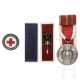 Konvolut einer Rot Kreuz-Vorhelferin mit Urkunden, Zivilabzeichen in Schachtel, Medaille für deutsche Volkspflege und eine Helferinbrosche - photo 1