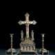 Prunkvolle Reliquienschatulle mit Kruzifix und Paar Leuchter im gotischen Stil - Foto 1