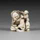 NETSUKE MIT DARSTELLUNG EINES ALTEN MANNES MIT KIND - Foto 1