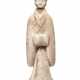 A LARGE PAINTED POTTERY FIGURE OF AN ATTENDANT - Foto 1