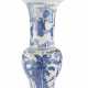A BLUE AND WHITE ‘PHOENIX TAIL’ VASE - Foto 1