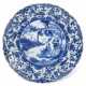 A BLUE AND WHITE MOLDED DISH - Foto 1