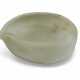 A LARGE PALE GREYISH-GREEN JADE WASHER - Foto 1