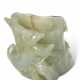 A SMALL PALE GREYISH-GREEN JADE TREE-TRUNK-FORM VASE - Foto 1
