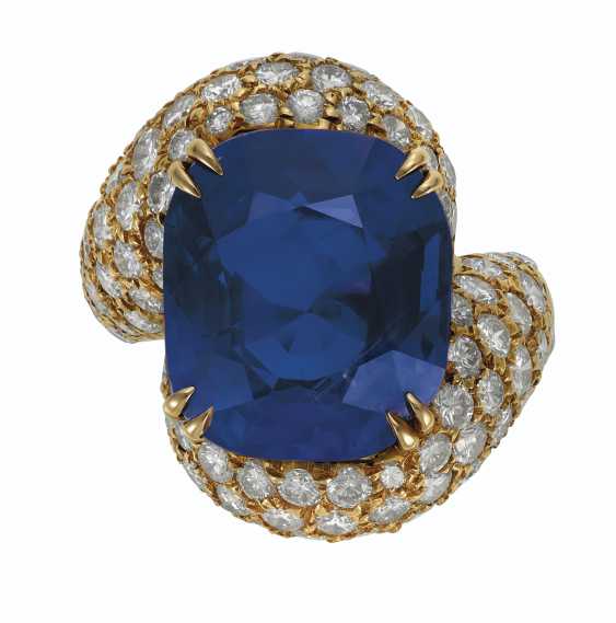 Harry Winston Sapphire And Diamond Ring Harry Winston Photo Price Lot 296 From The Auction Catalog From 08 12 2020 Buy Online