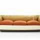 Marcello Piacentini. Three-seater sofa upholstered and covered in gold-colored silk fabric, wooden base - Foto 1