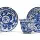 TWO RARE EARLY BLUE AND WHITE EUROPEAN SUBJECT TEABOWLS AND SAUCERS - Foto 1
