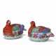 A PAIR OF FAMILLE ROSE NESTING BIRD BOXES AND COVERS - Foto 1