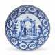 A BLUE AND WHITE 'PRONK ARBOR' SAUCER DISH - Foto 1