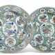 A LARGE PAIR OF FAMILLE VERTE DISHES - Foto 1