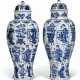 A LARGE PAIR OF BLUE AND WHITE BALUSTER VASES AND COVERS - Foto 1