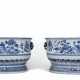 A VERY LARGE PAIR OF BLUE AND WHITE CISTERNS - Foto 1
