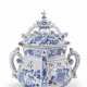 AN ENGLISH DELFT BLUE AND WHITE DATED AND INITIALED POSSET-P... - Foto 1