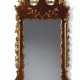 A GEORGE III PARCEL-GILT MAHOGANY LOOKING GLASS - Foto 1