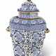 AN ENGLISH IRONSTONE BLUE AND WHITE HEXAGONAL POT-POURRI VASE, COVER AND INNER COVER - Foto 1