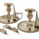 Hayter, Thomas. A PAIR OF REGENCY SILVER-GILT CHAMBER CANDLESTICKS AND MATCHING WICK CUTTERS - Foto 1
