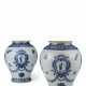 A LARGE PAIR OF CHINESE EXPORT 'PRONK ARCHER' BLUE AND WHITE... - фото 1