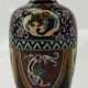 China: Kleine emaillierte Vase mit Cloisonné Dekor. - photo 1